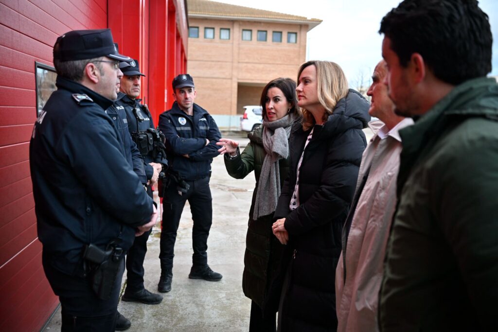 Pilar Alegría trabajará desde la Presidencia de Aragón para potenciar la coordinación entre los cuerpos de bomberos y mejorar las condiciones laborales de su plantilla